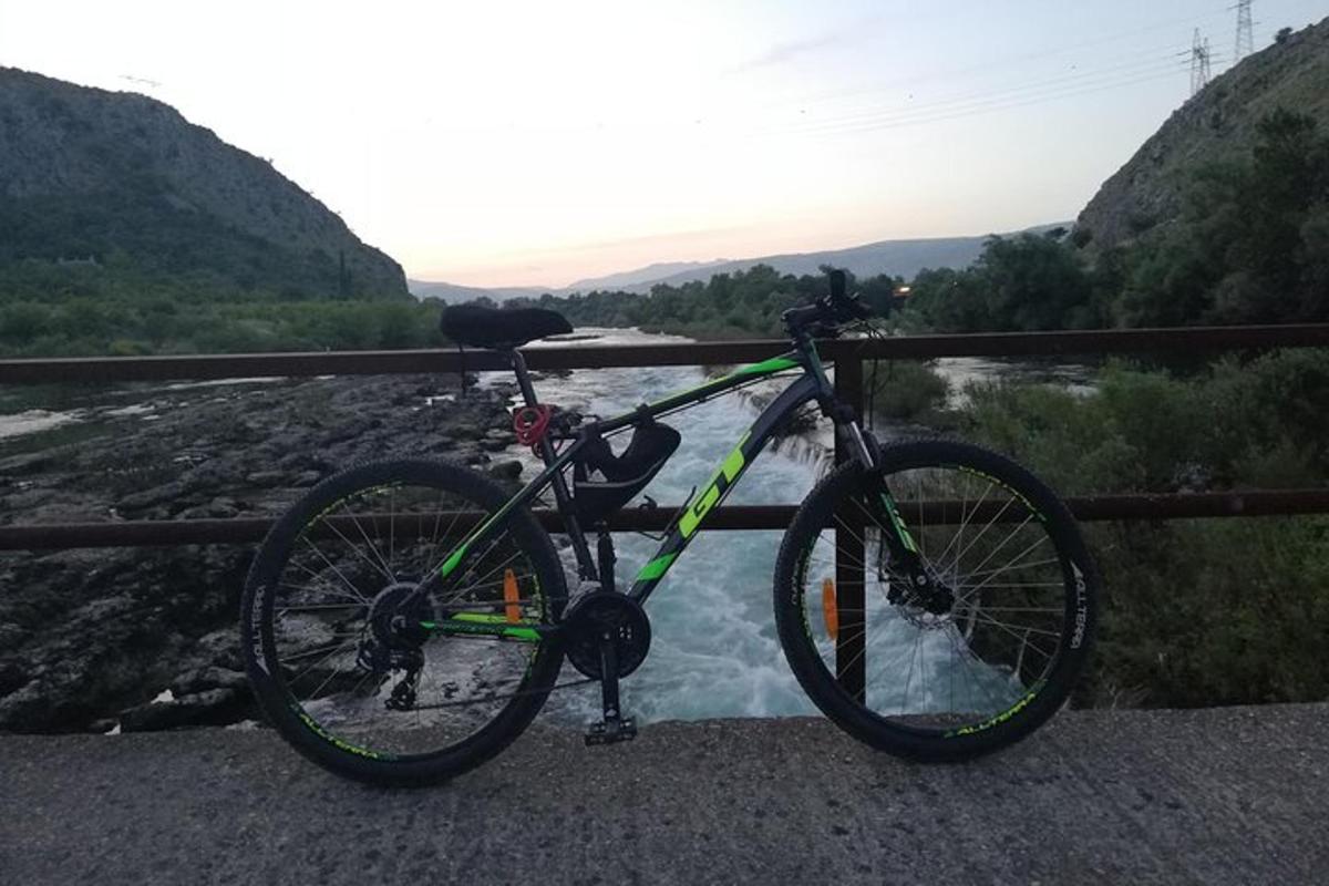bicykel zaparkovaný na moste pri rieke