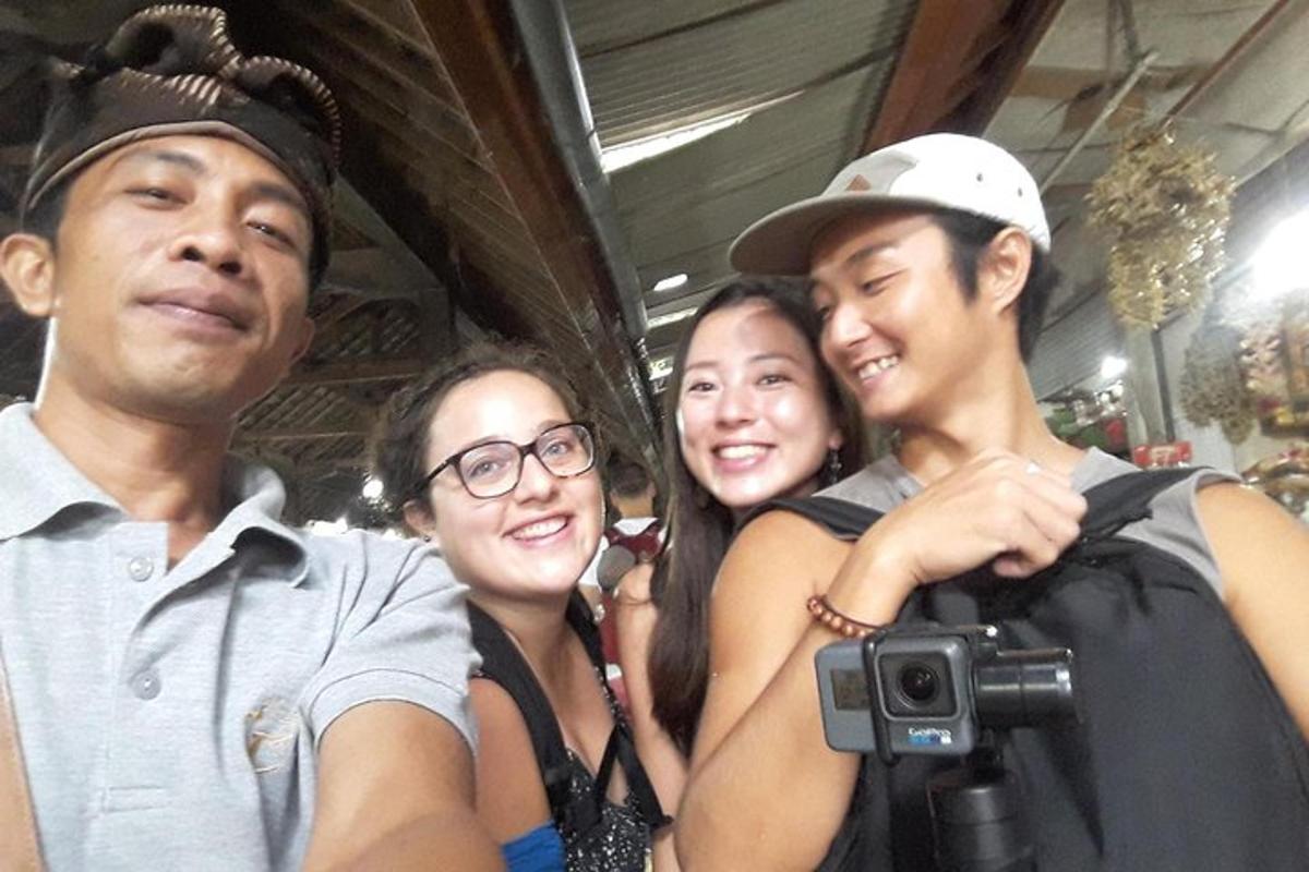 sekumpulan orang bergambar dengan kamera