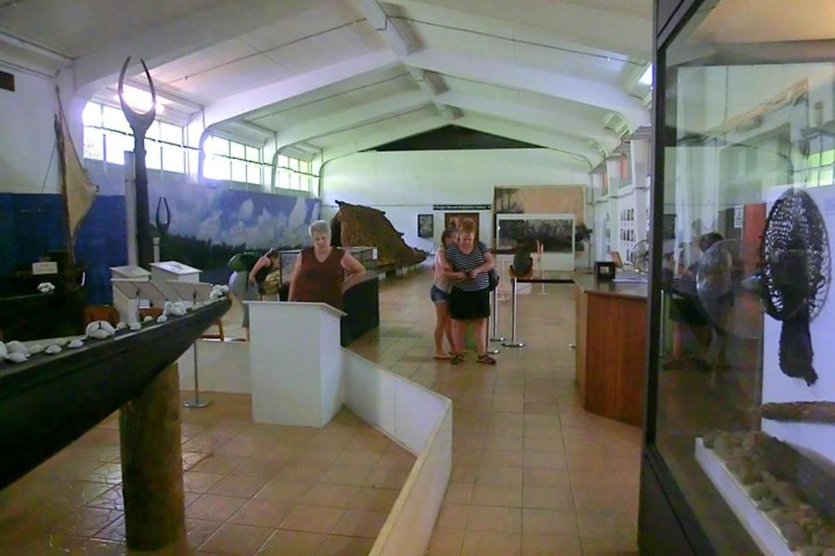 skupina lidí stojících v místnosti s muzeem