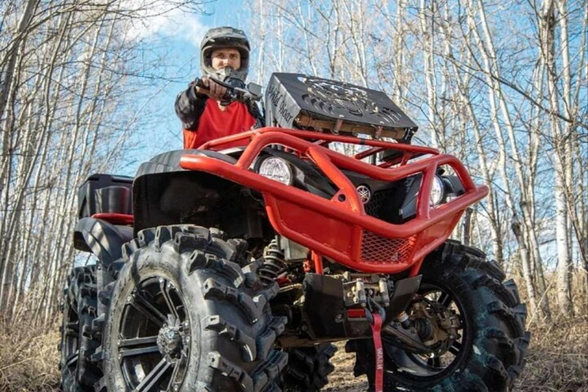 un home està dret sobre un vehicle de quatre rodes