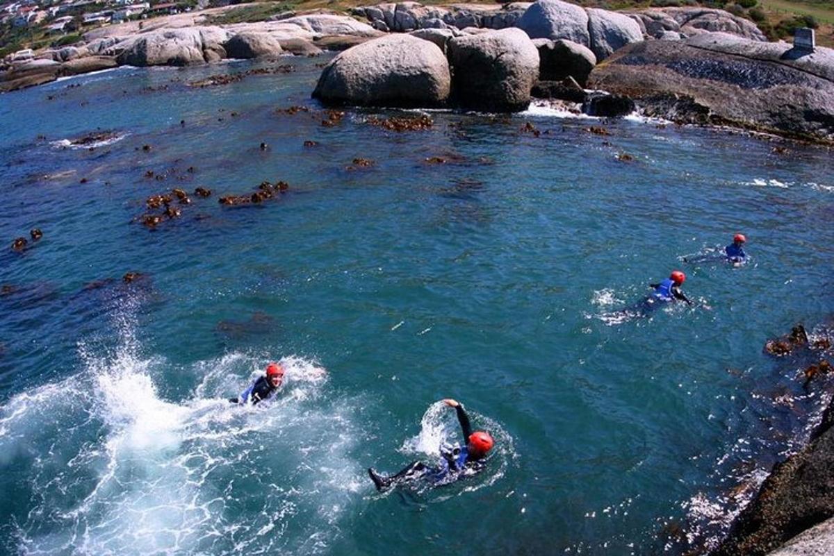 un gruppo di persone che nuotano in uno specchio d'acqua
