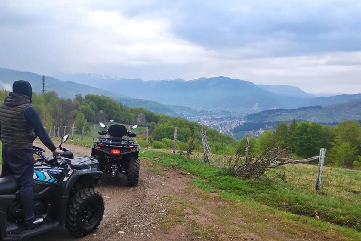 un home que condueix una motocicleta per un camí de terra