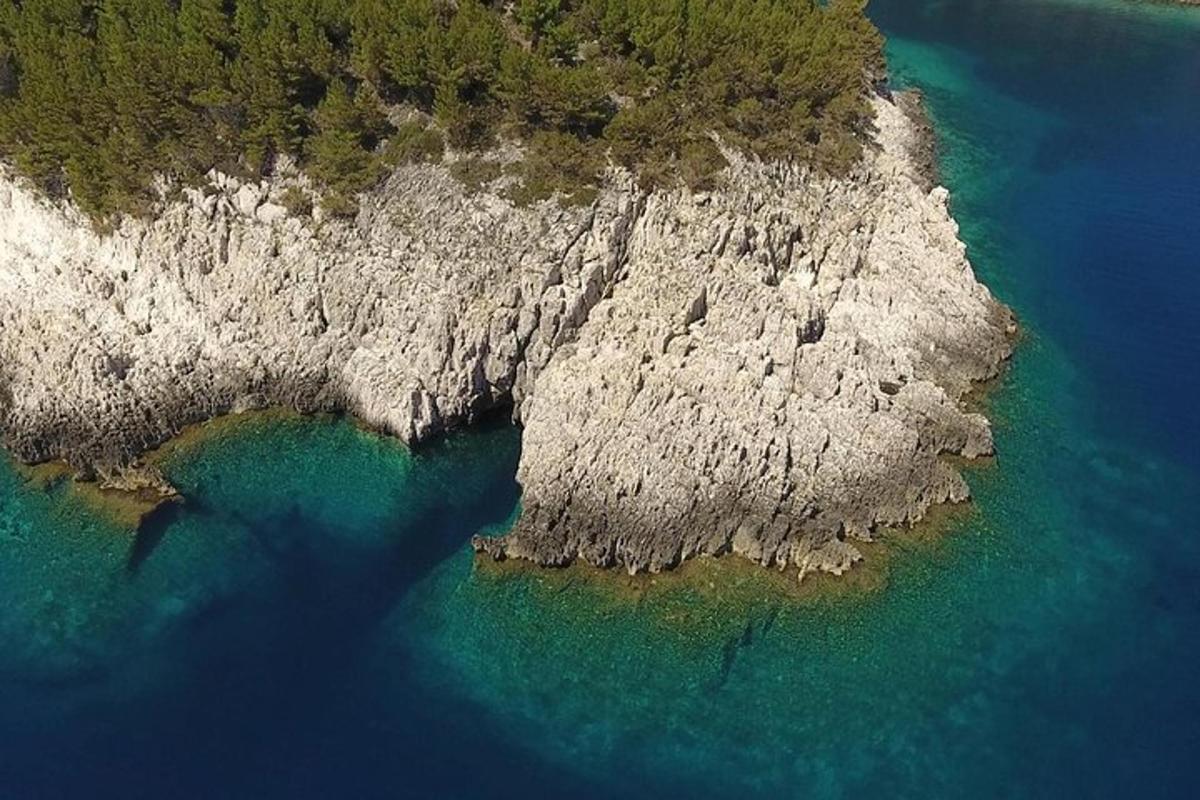 uma vista aérea de uma ilha na água
