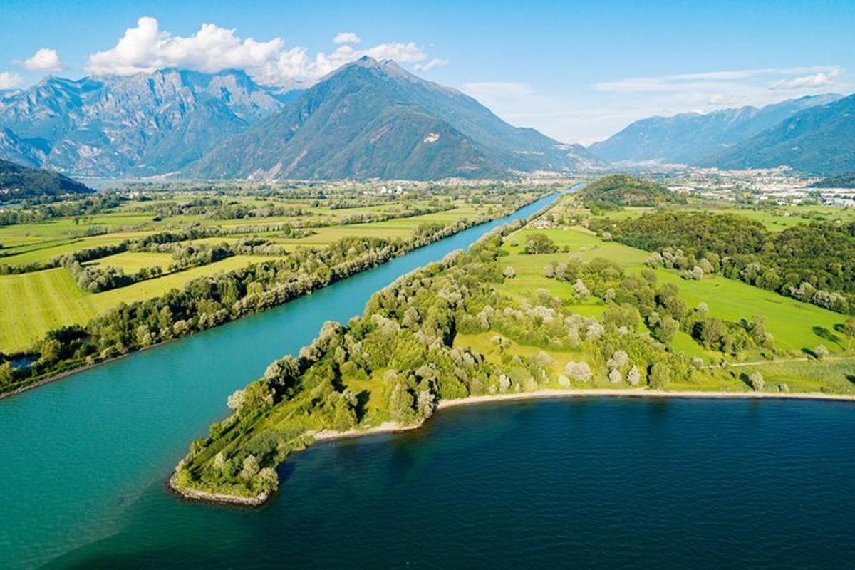 Una vista aérea de un río con árboles y montañas.