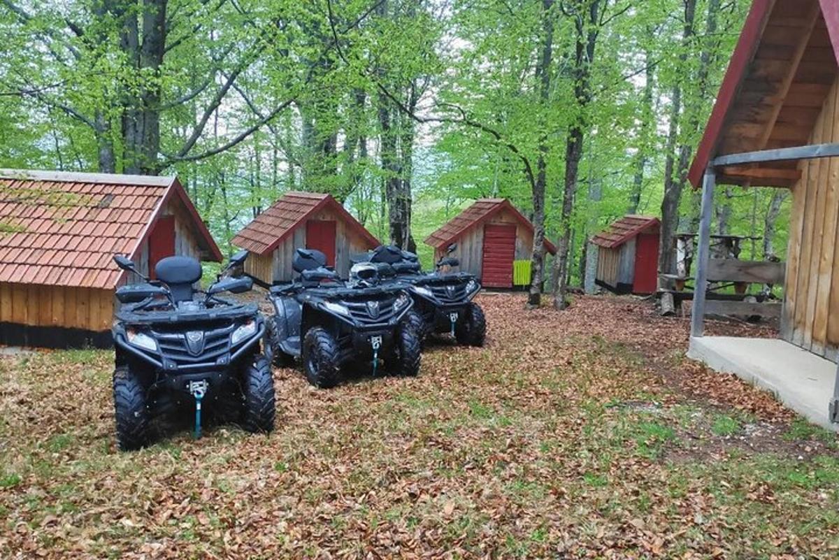 un grup de quatre quads aparcats davant d'una cabana