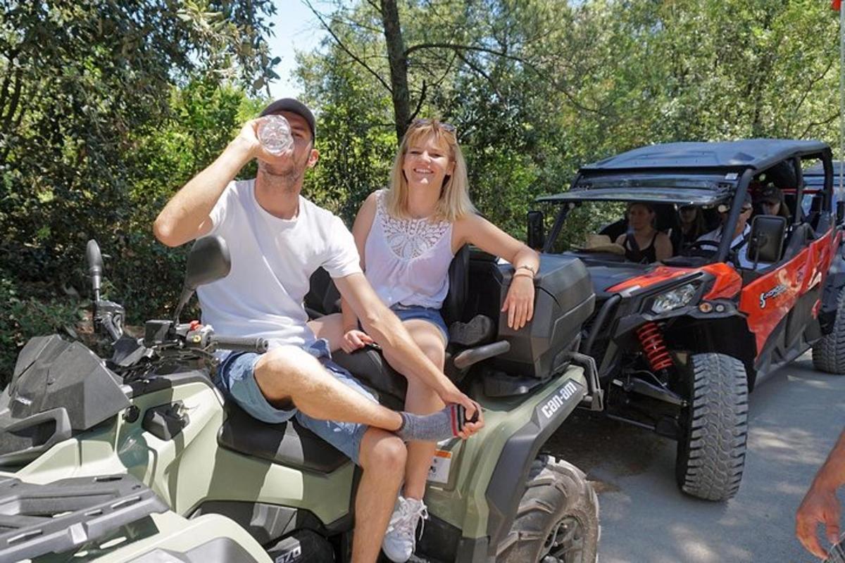 mees ja naine istuvad ATV-l