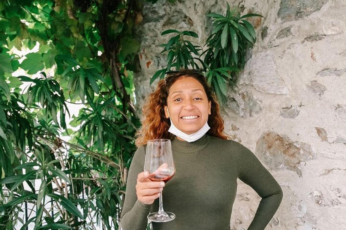 Una mujer sostiene una copa de vino