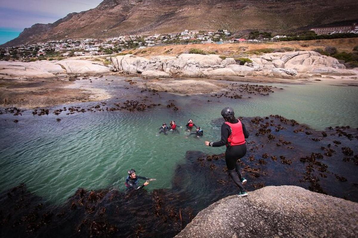 una persona in piedi su una roccia nell'acqua