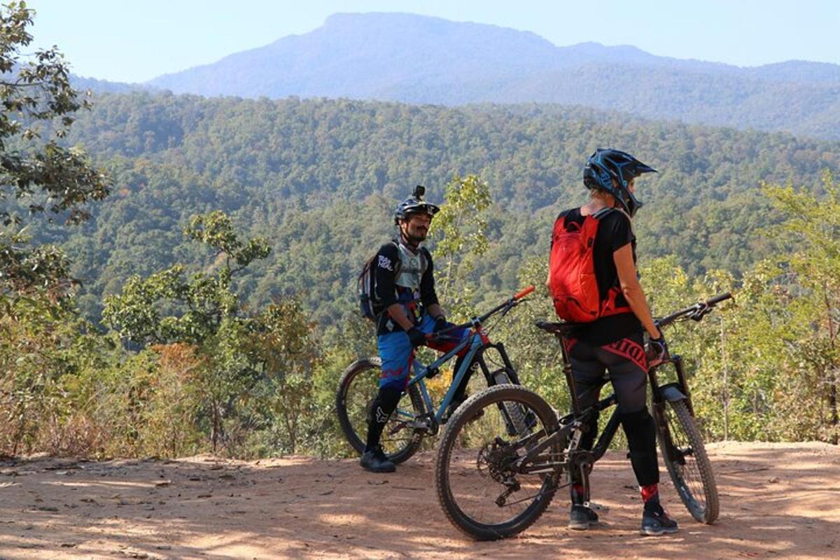 un uomo e una donna che camminano in bicicletta su una montagna