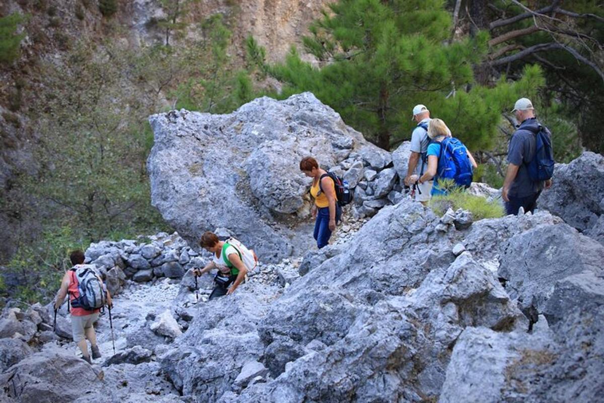 un gruppo di persone che camminano su una montagna rocciosa
