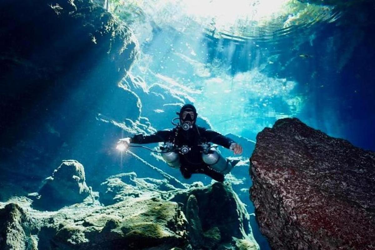 особа која плива у води у пећини