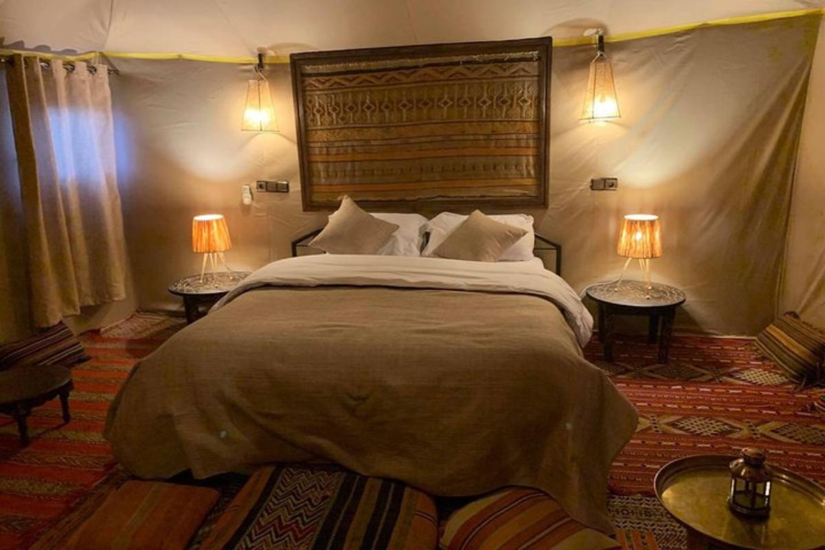 spavaća soba s velikim krevetom, dva stolića i dvije lampe
