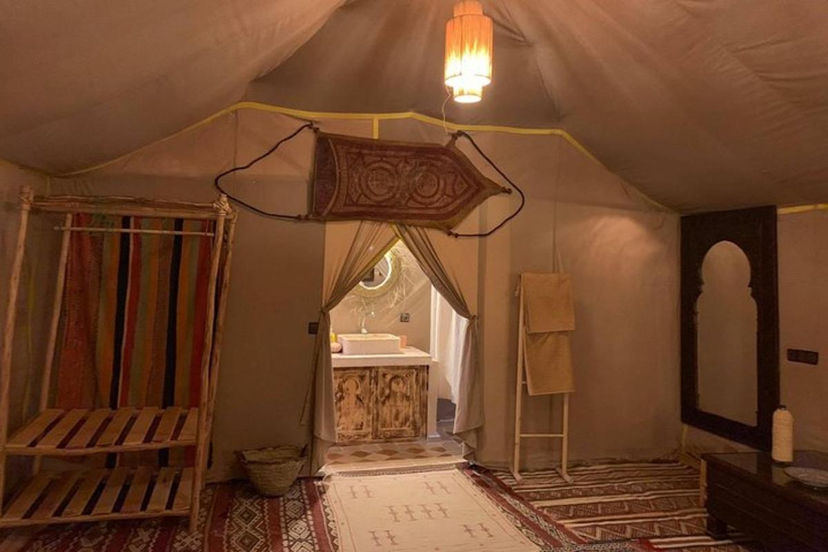 غرفة مع حمام مع حوض ومرآة