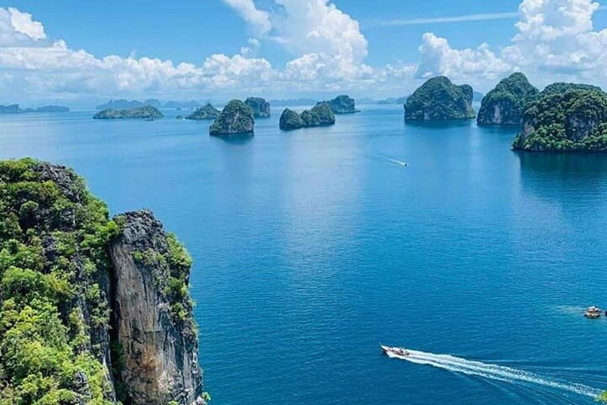một chiếc thuyền trên mặt nước bên cạnh một số hòn đảo