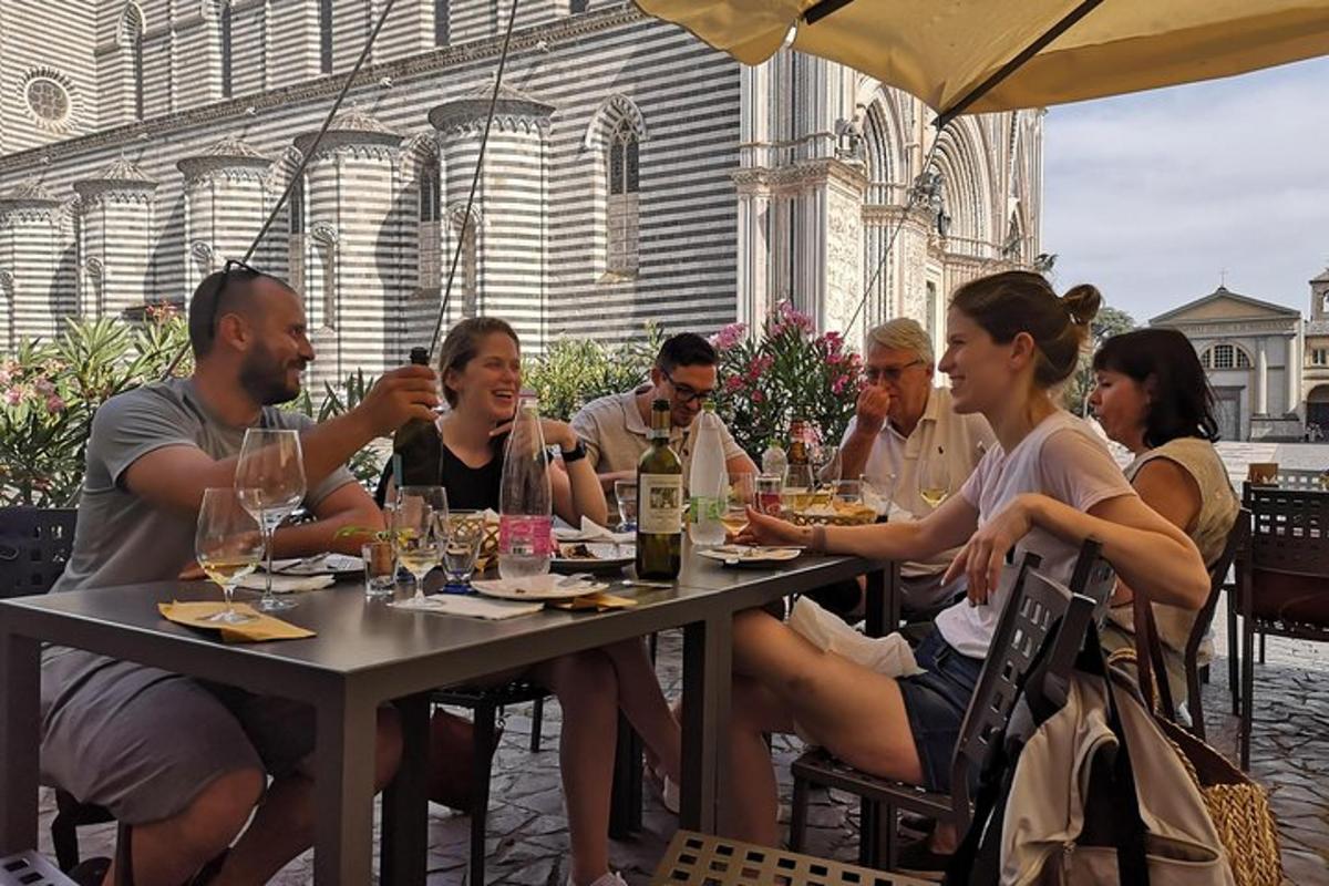 un gruppo di persone sedute a un tavolo in un ristorante