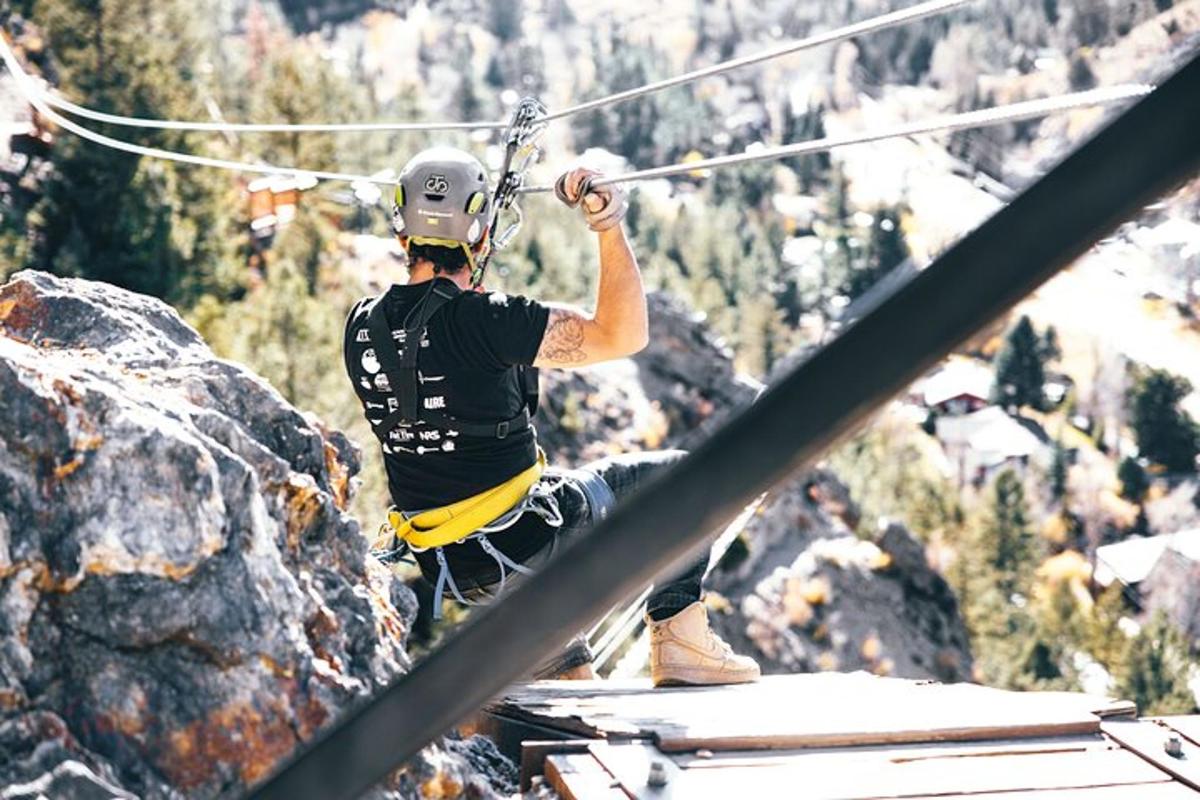 muž na zip line na hoře