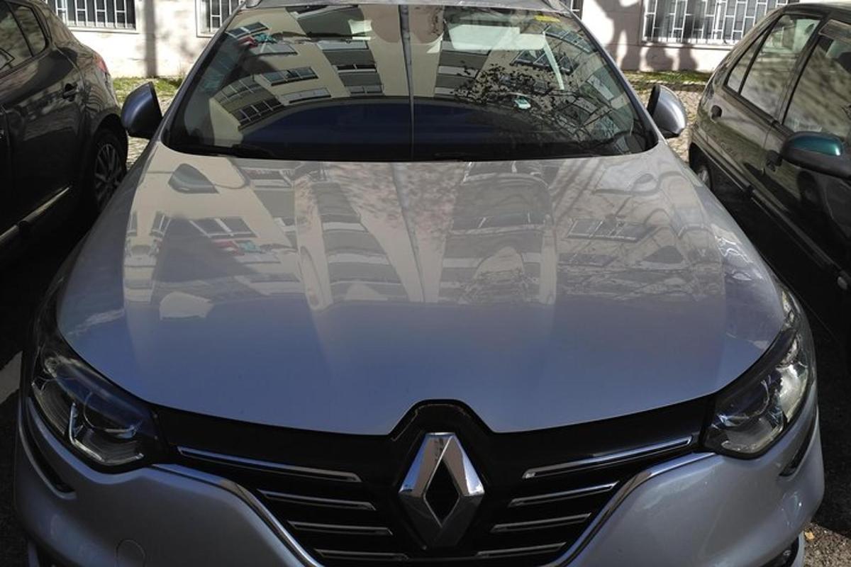 widok z przodu samochodu zaparkowanego na parkingu