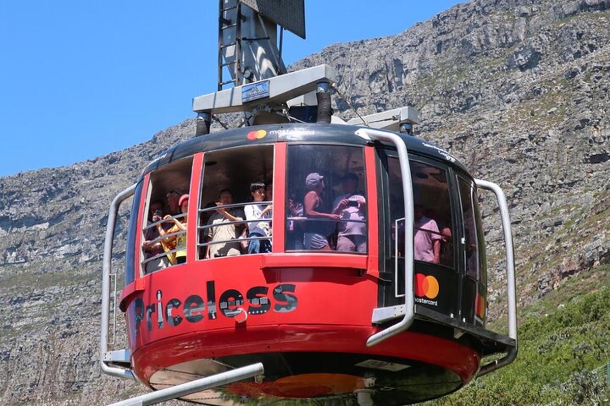 um grupo de pessoas andando em um teleférico
