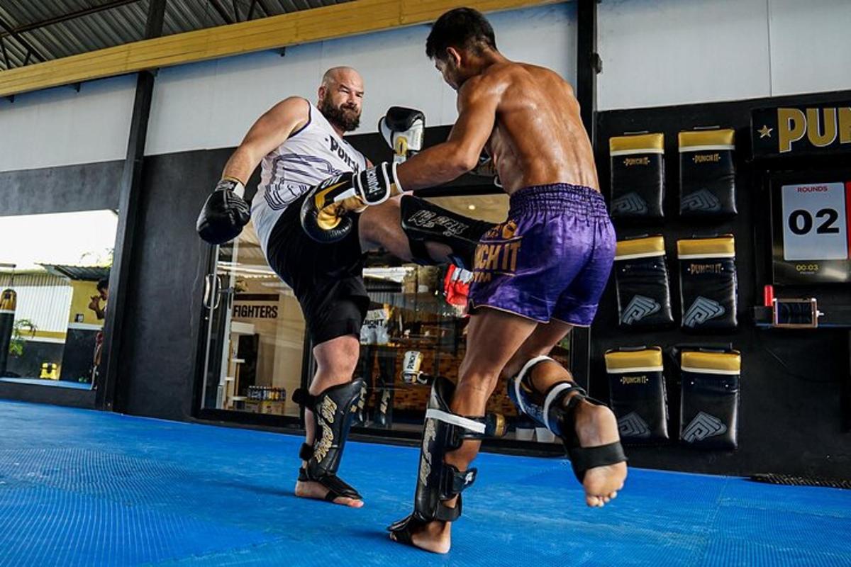 dois homens estão lutando boxe em um ringue de boxe