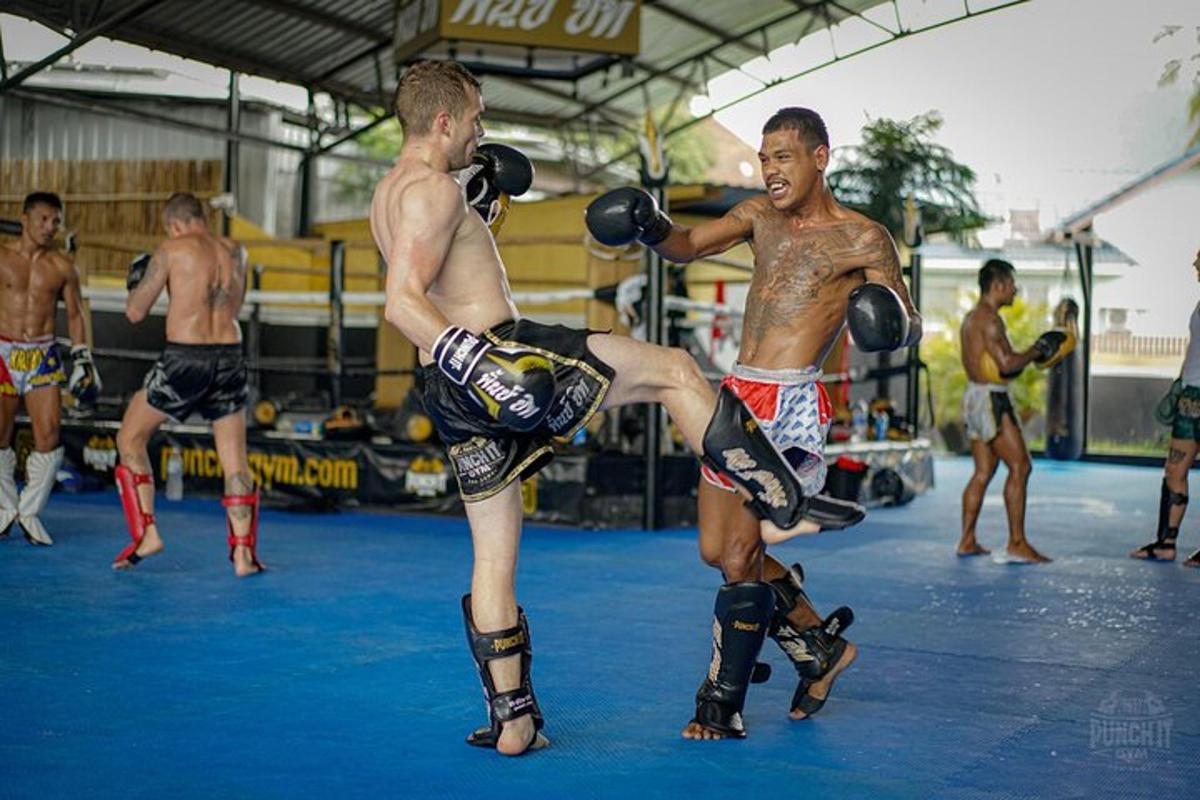 dois homens em uma luta de boxe em uma academia