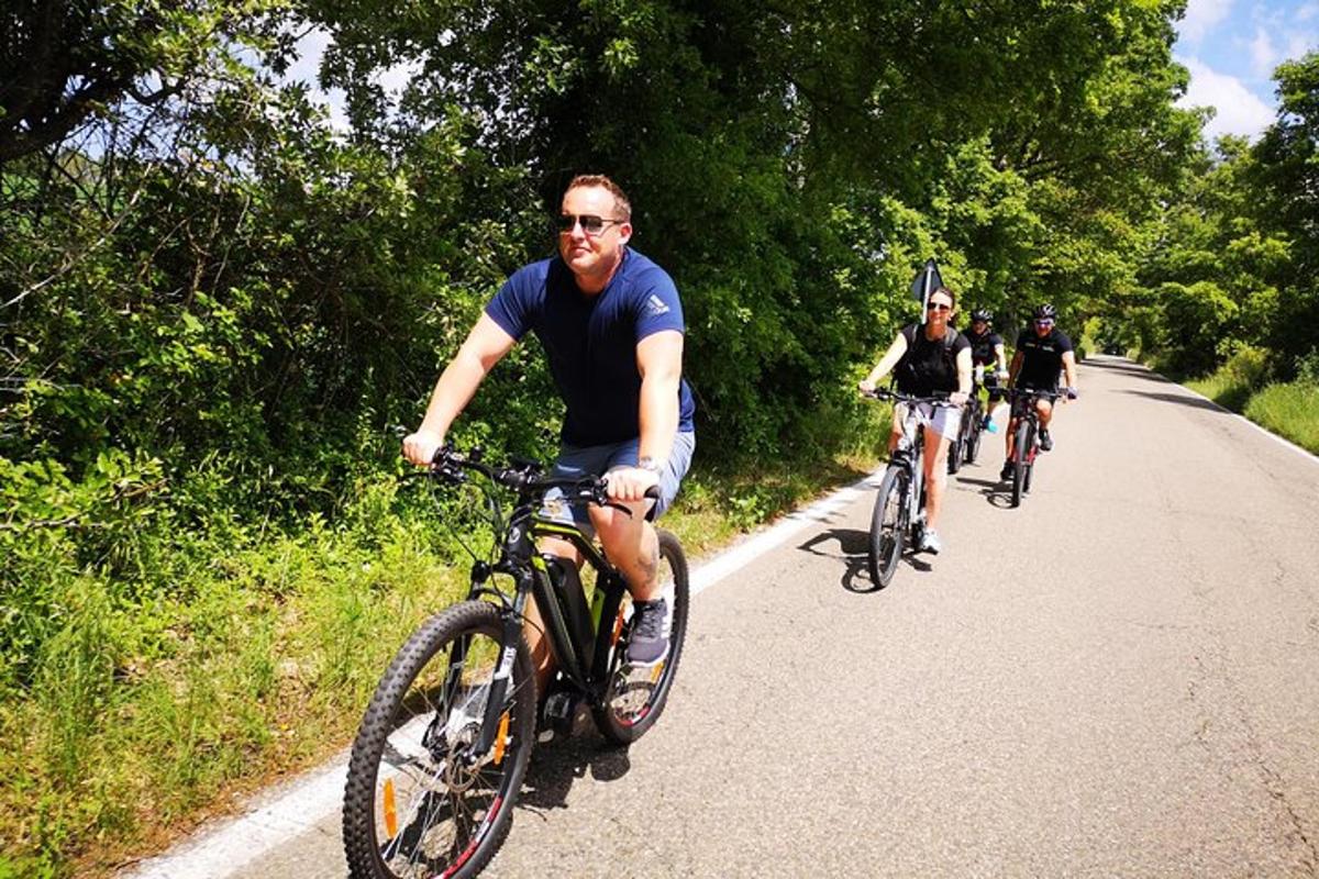 un gruppo di persone che vanno in bicicletta lungo una strada