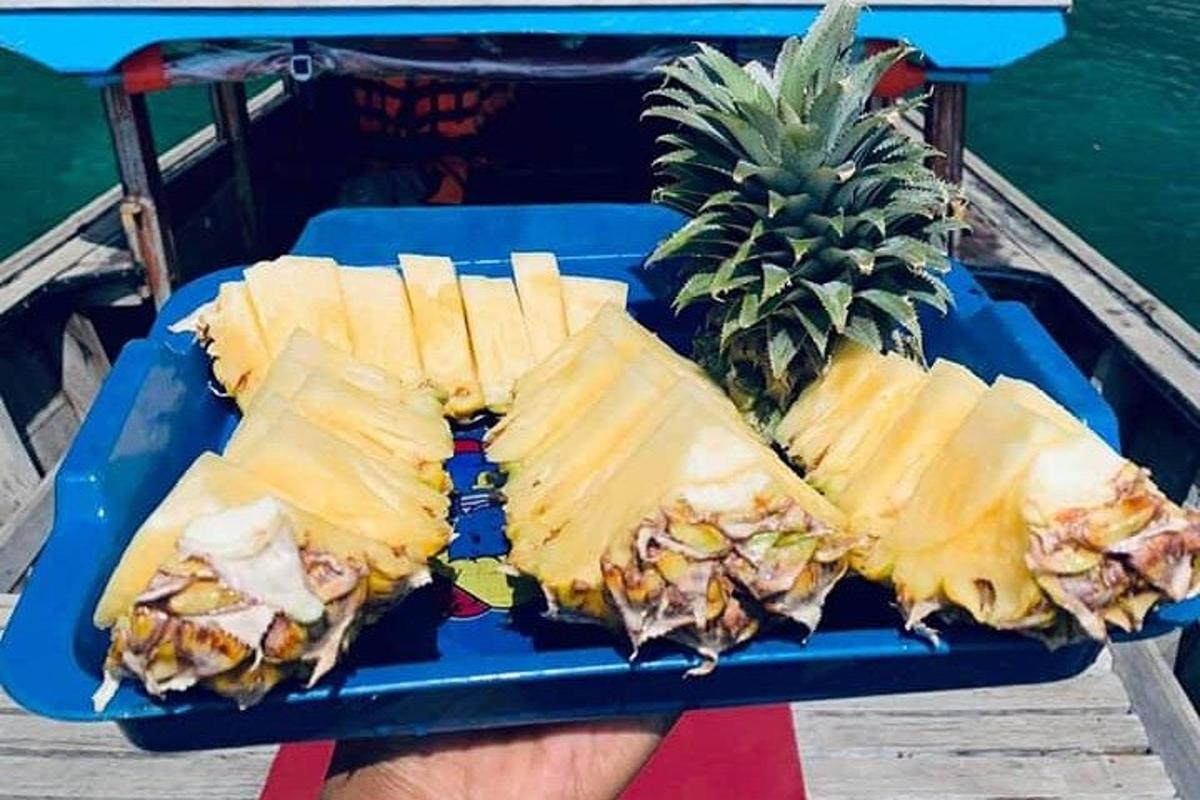 un plato azul de comida en un barco