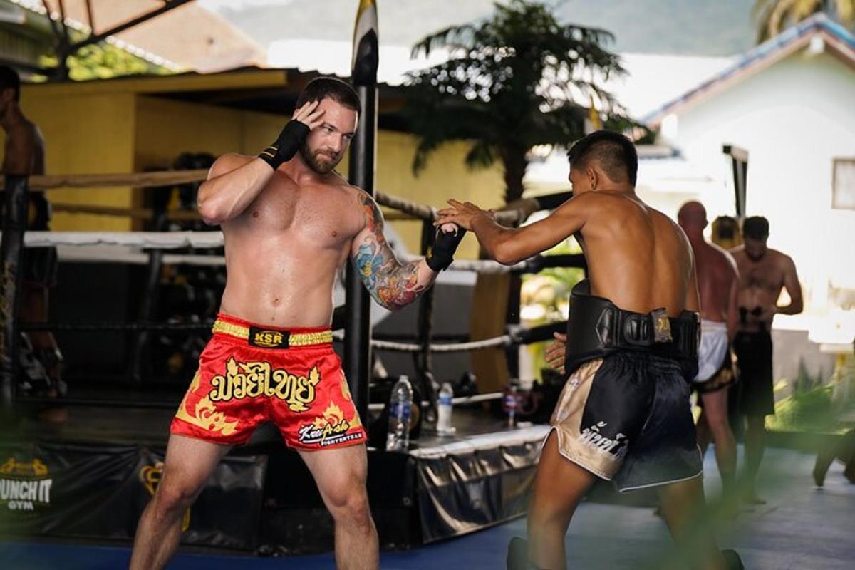 dois homens estão lutando em uma luta de boxe
