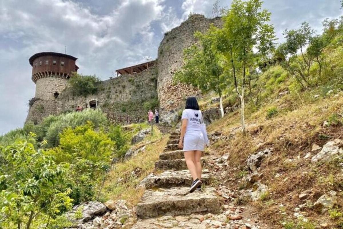 žena kráčející po schodech hradu