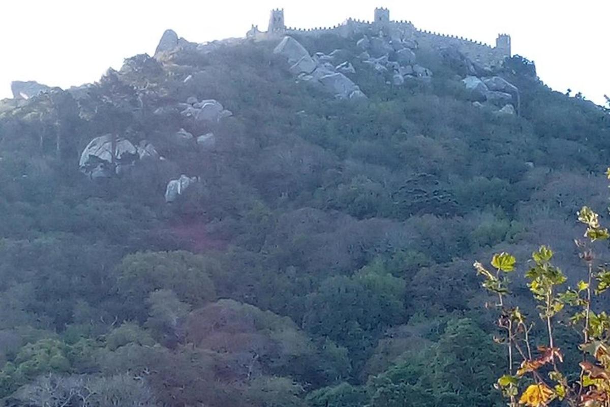 ένας λόφος με ένα κάστρο στην κορυφή του