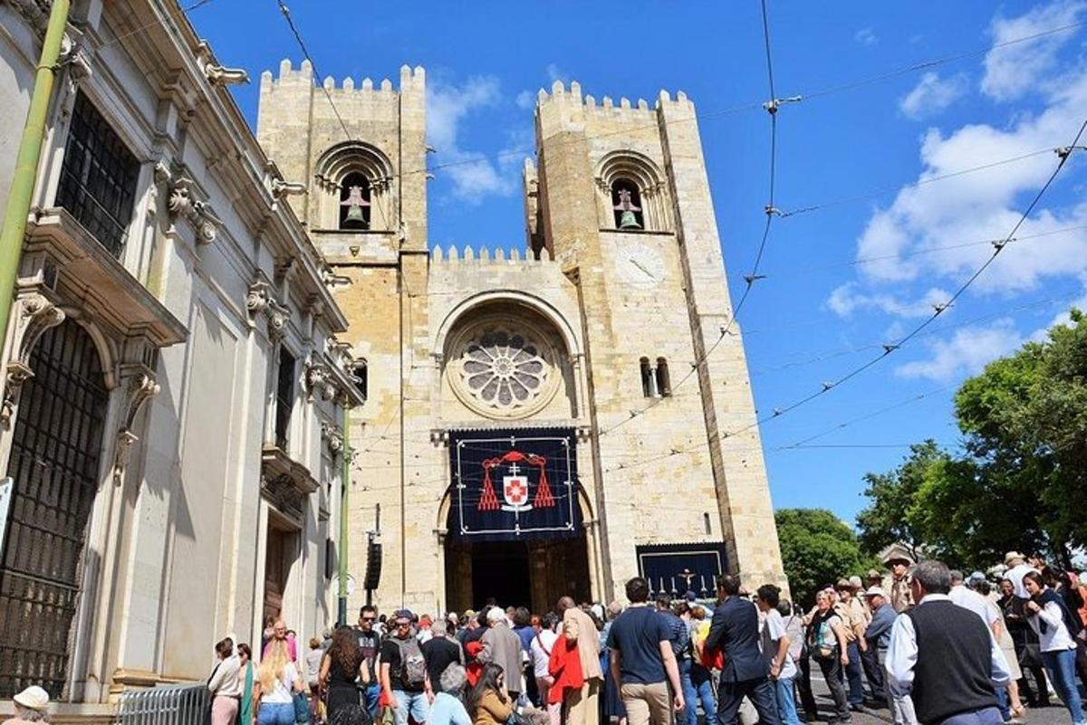 ένα πλήθος ανθρώπων που στέκονται μπροστά σε ένα κτίριο