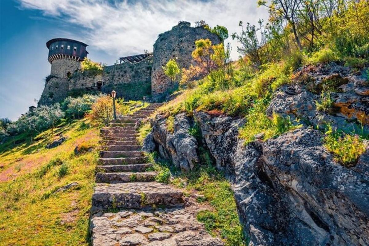 schodiště vedoucí k hradu na kopci