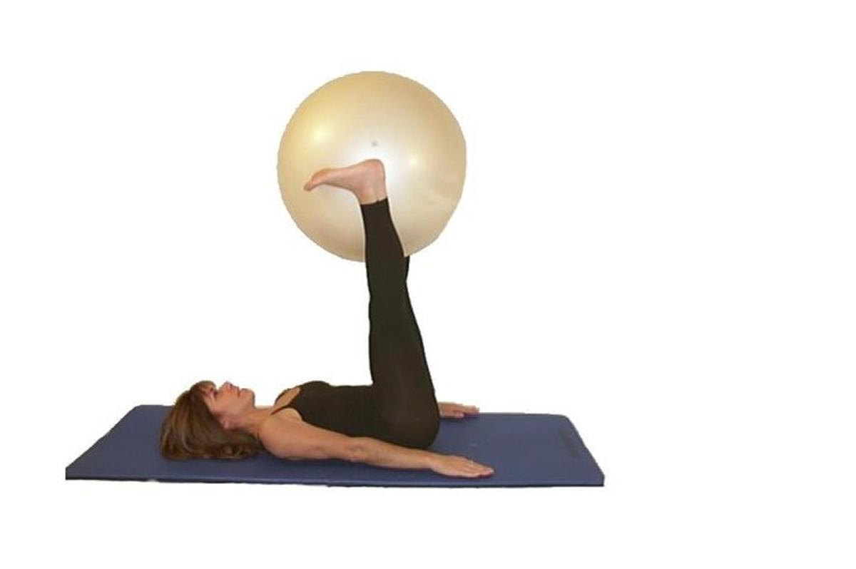 una donna in posizione yoga con un grande uovo sulla schiena