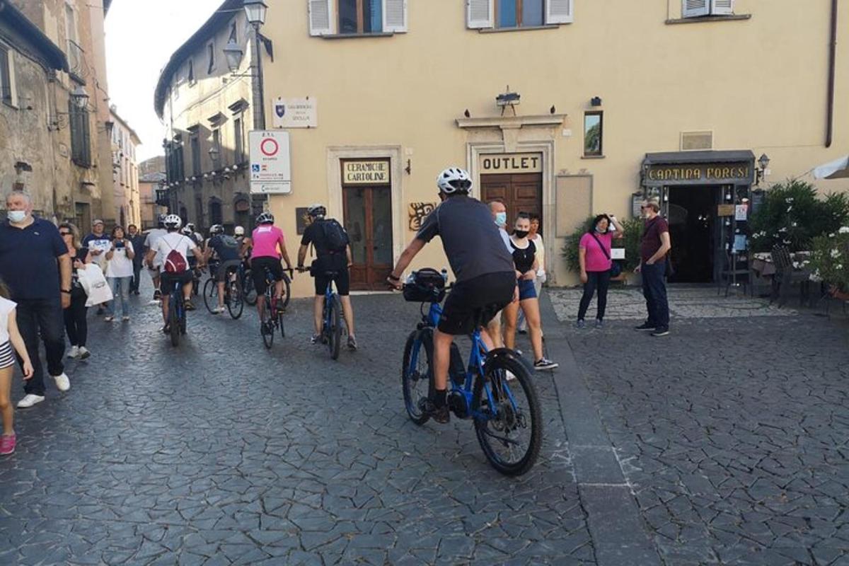 un gruppo di persone che vanno in bicicletta lungo una strada