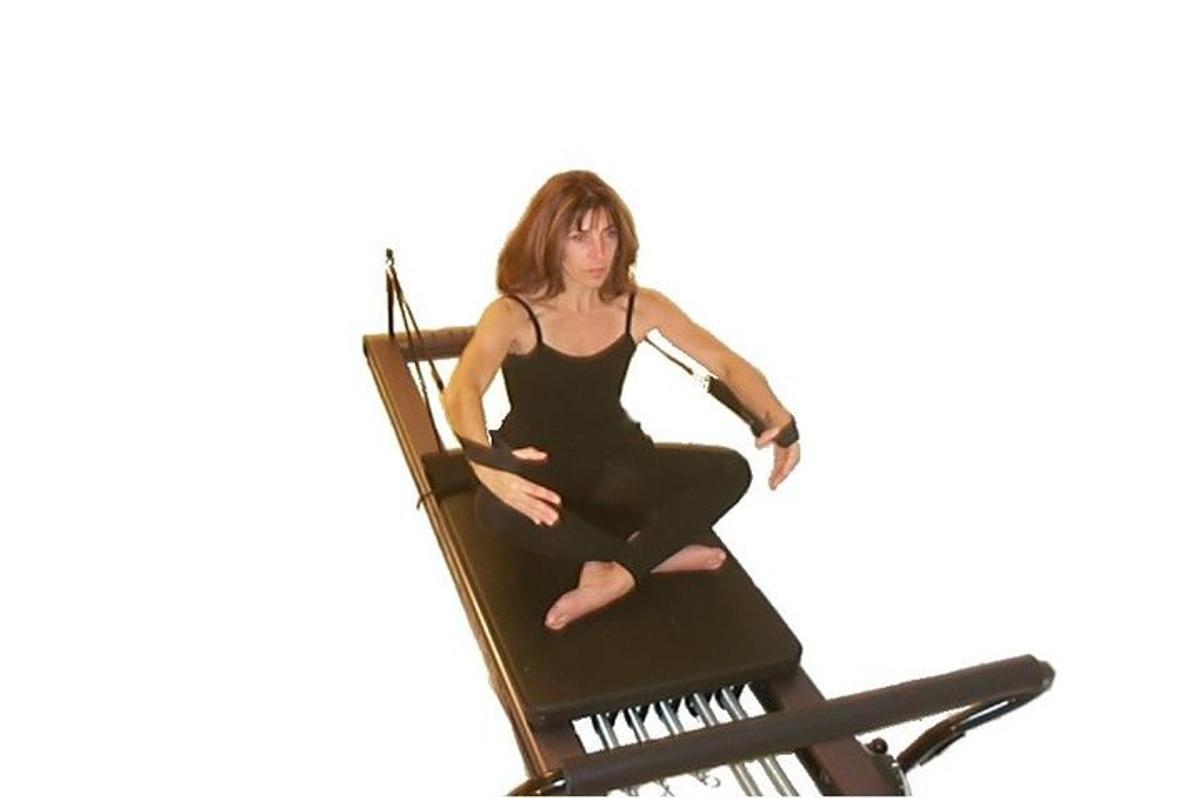 una donna è seduta su una sedia