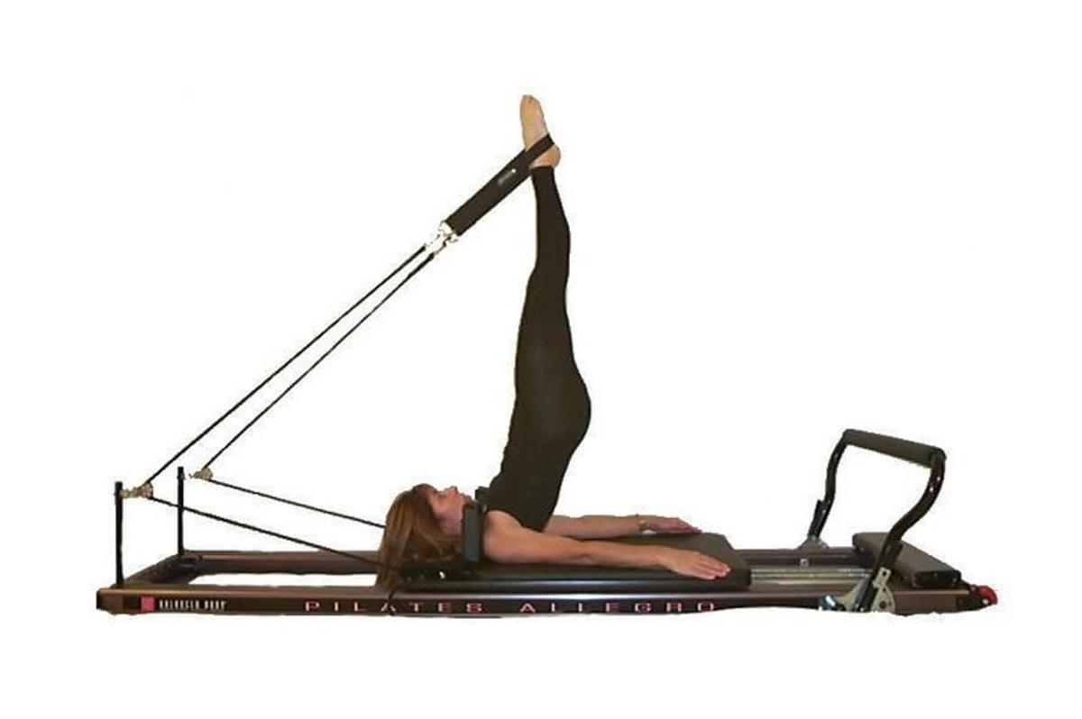una donna è sdraiata su un trampolino