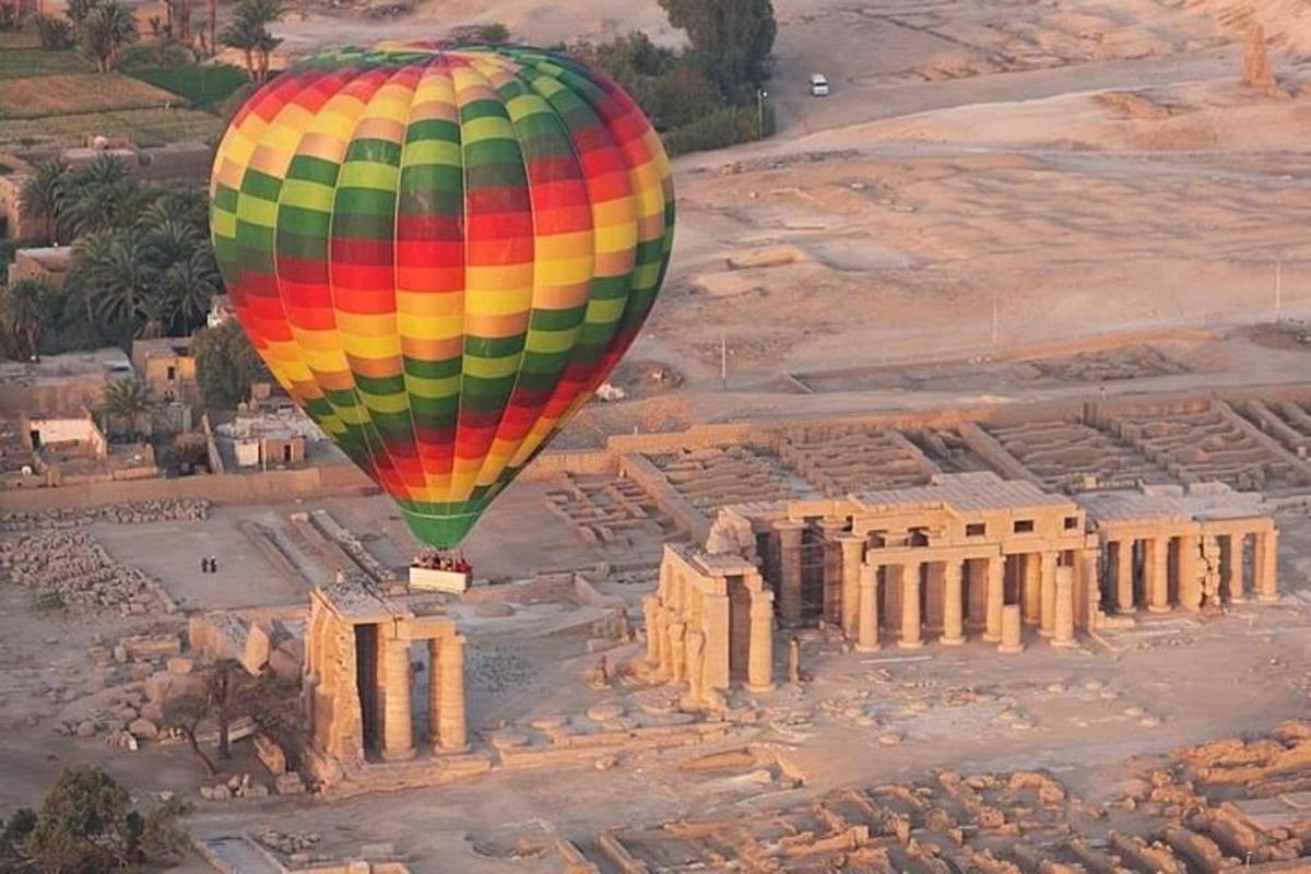una mongolfiera colorata che vola sopra l'acropoli
