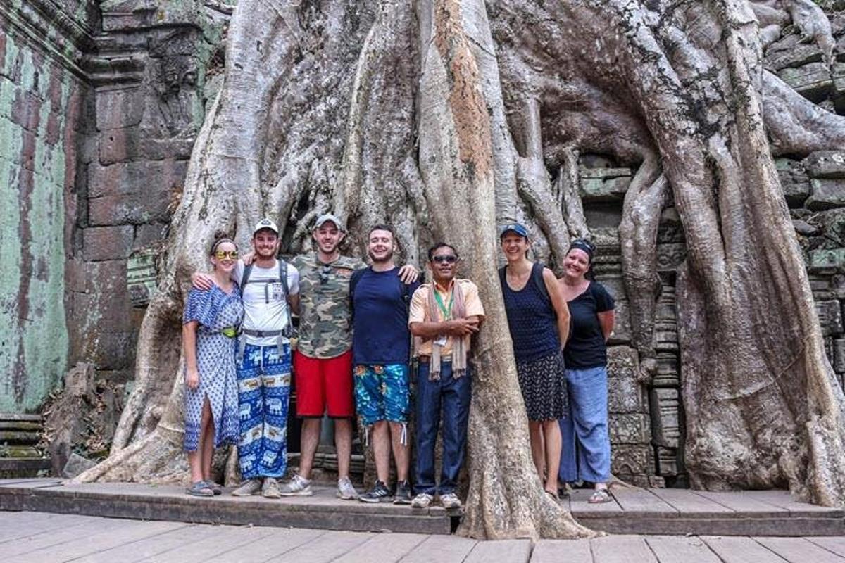 un gruppo di persone in piedi davanti a un albero