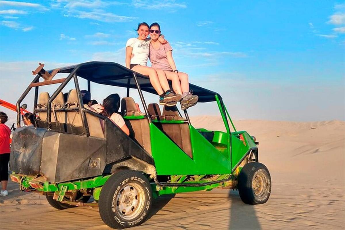 tre persone sedute in cima a un golf cart nel deserto