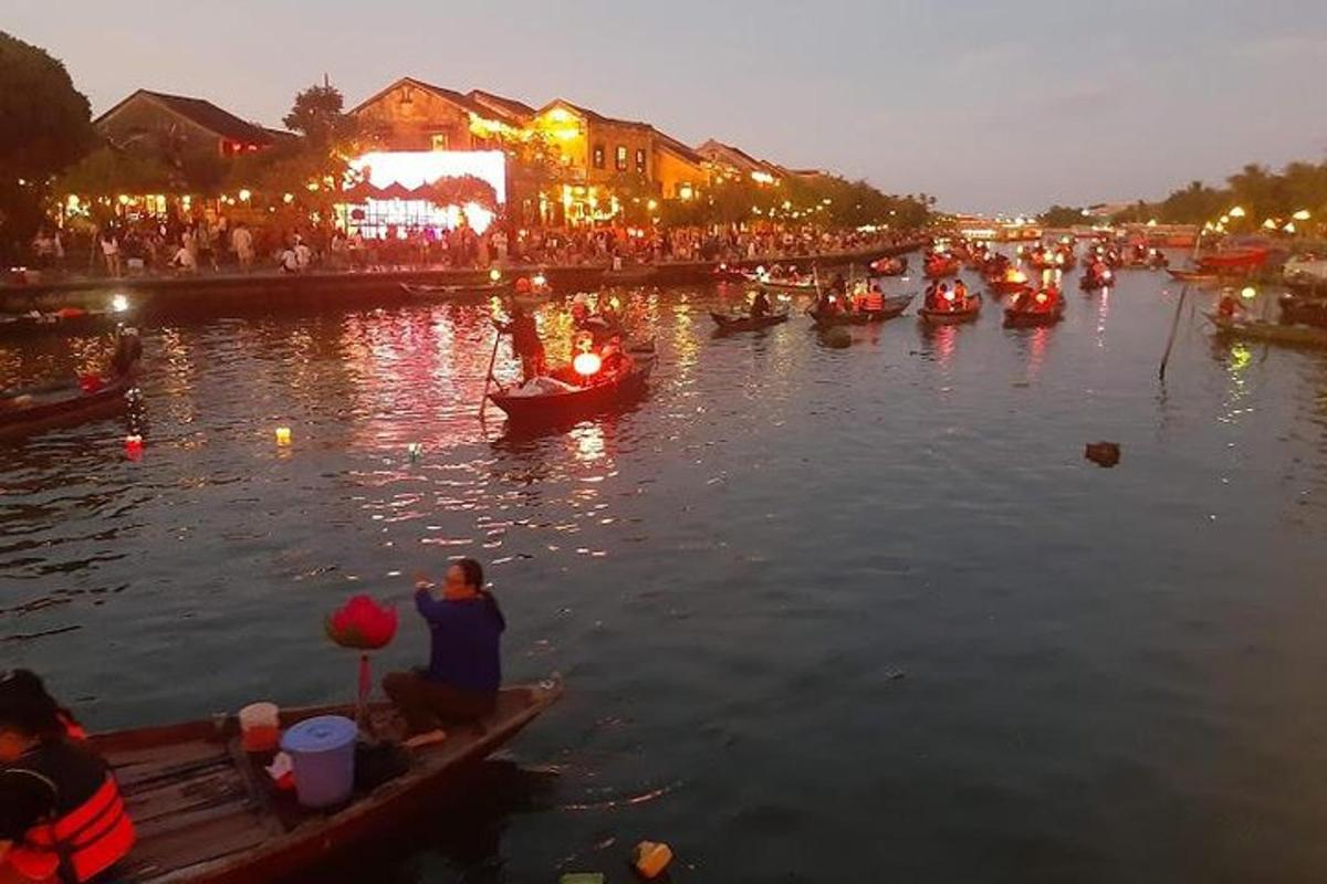 một nhóm người trên thuyền trên sông vào ban đêm