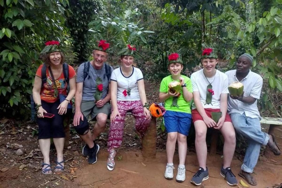 un gruppo di persone posa per una foto