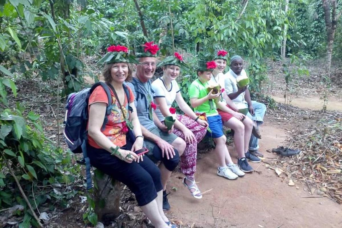 un gruppo di persone sedute su una panchina nella foresta