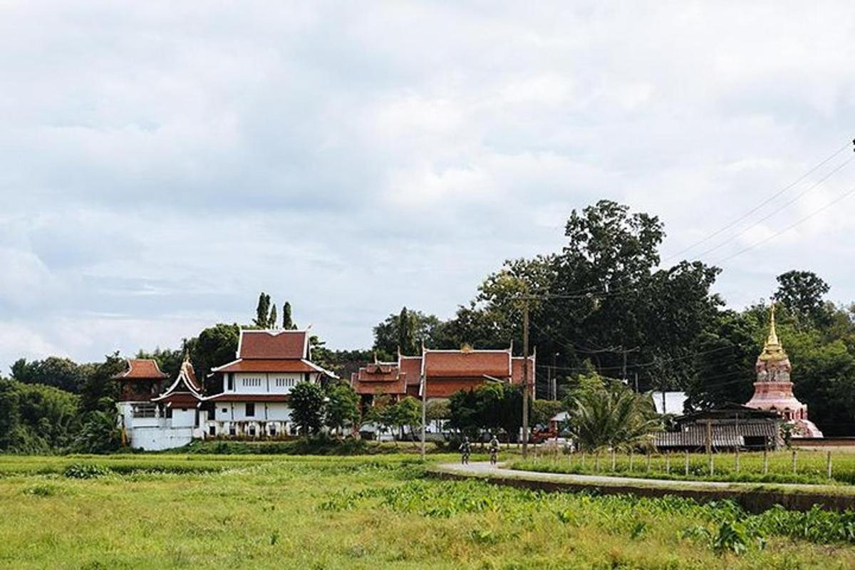 sekumpulan bangunan di padang dengan rumah