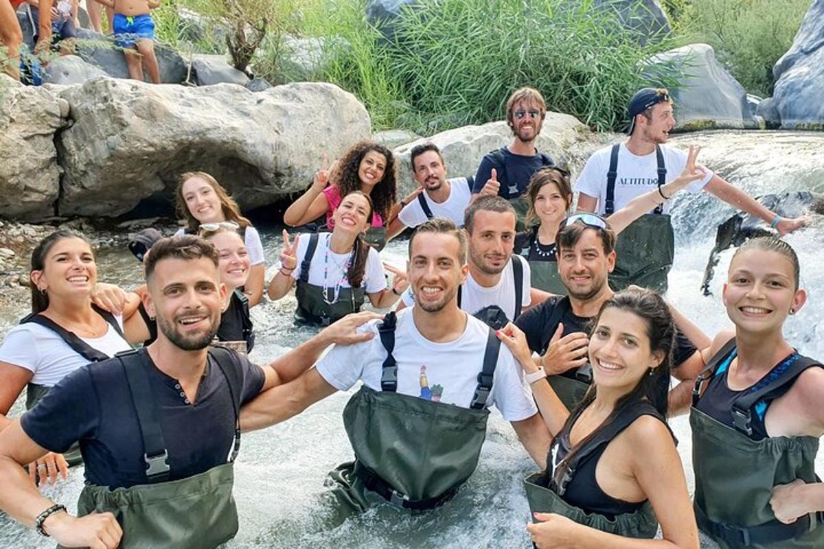 grupp inimesi poseerib vees pildi jaoks