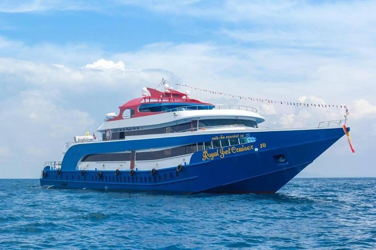 veliki plavo-bijeli brod u oceanu