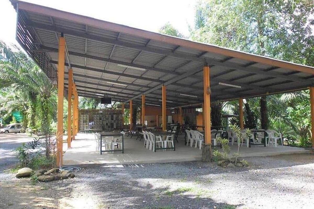 un padiglione con tavoli e sedie in un parco