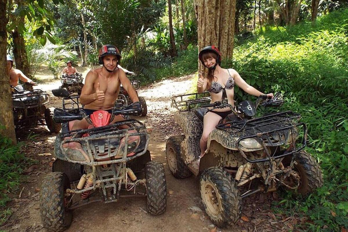 un uomo e una donna seduti su quad su un sentiero