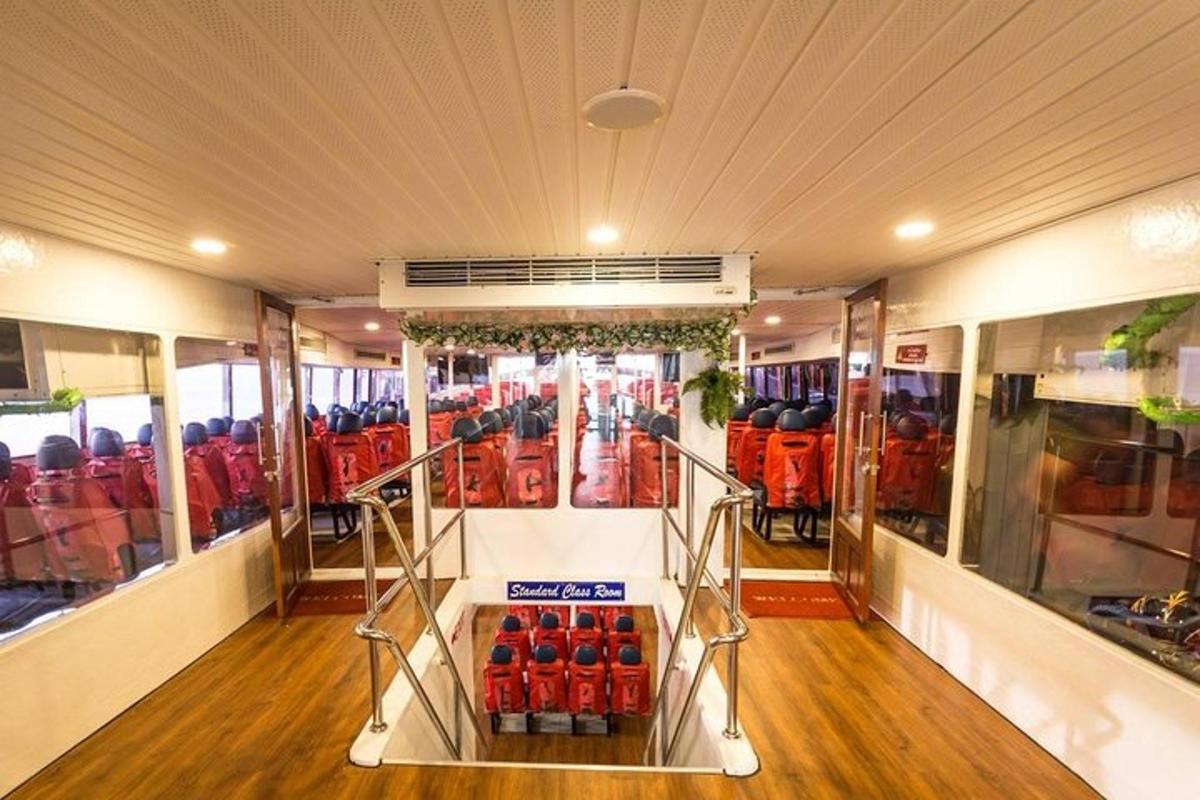 Una habitación con un grupo de camiones de bomberos
