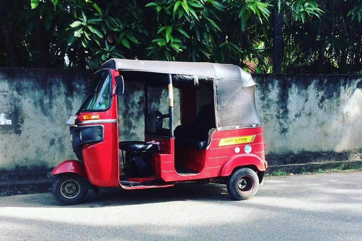 Na ulici stojí malé červené auto
