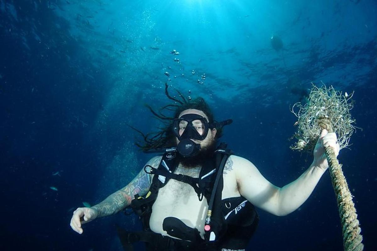un uomo in acqua che tiene una corda