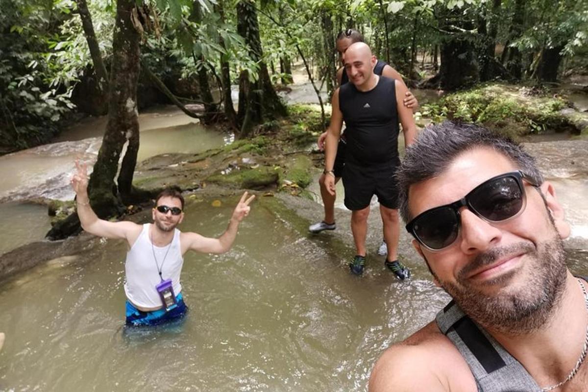 sekelompok orang yang berdiri di sungai